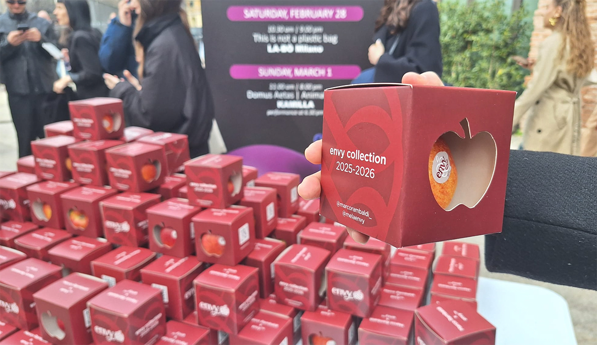 Mele Envy™ donate ai partecipanti della sfilata